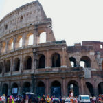 Sorprenden a un turista tallando sus iniciales en el Coliseo de Roma y podría ser condenado a prisión
