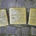 Roma recuerda a las víctimas del Holocausto con nuevos adoquines de bronce